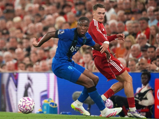 Florian Wirtz (r) muss am Montag mit Liverpool bei Newcastle United bestehen
