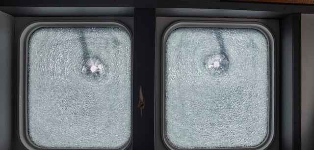Ein Blick auf die von Kugeln durchlöcherten Fenster der „MV Ocean Viking“