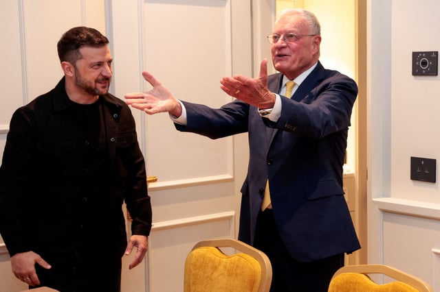 U.S. Special Envoy for Ukraine Keith Kellogg gestures, as he stands next to Ukrainian President Volodymyr Zelenskiy during their meeting in Rome, Italy, July 9, 2025. REUTERS/Remo Casilli/ File Photo