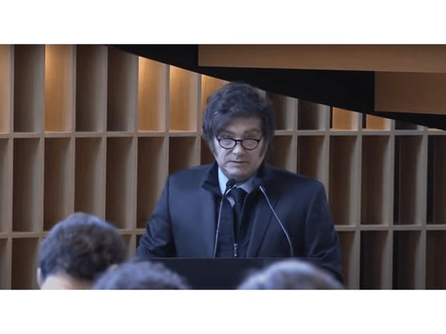 Javier Milei habla en la inauguración de un edificio de Corporación América.