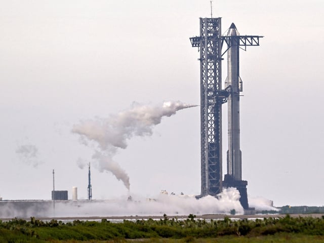 A SpaceX Super Heavy booster carrying the Starship spacecraft vents before the launch is scrubbed to allow for troubleshooting of a ground issue at the company's launch complex in Starbase, Texas, U.S., August 24, 2025. REUTERS/Steve Nesius