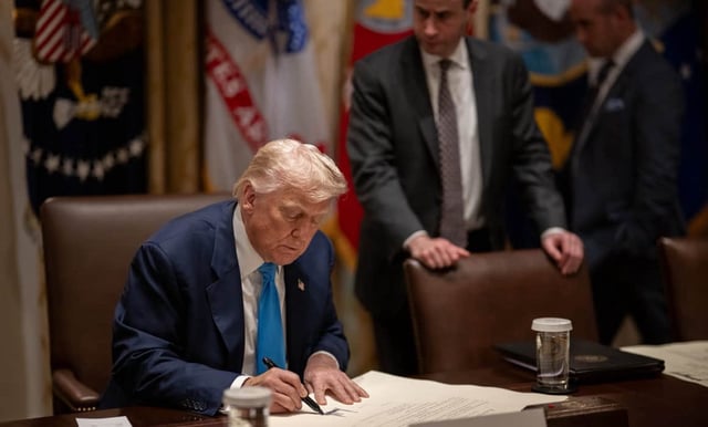 Ordena Trump cárcel para quienes quemen banderas de EU en protestas