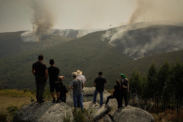 Efectivos aéreos de los bomberos durante las labores de extinción del incendio de Avión