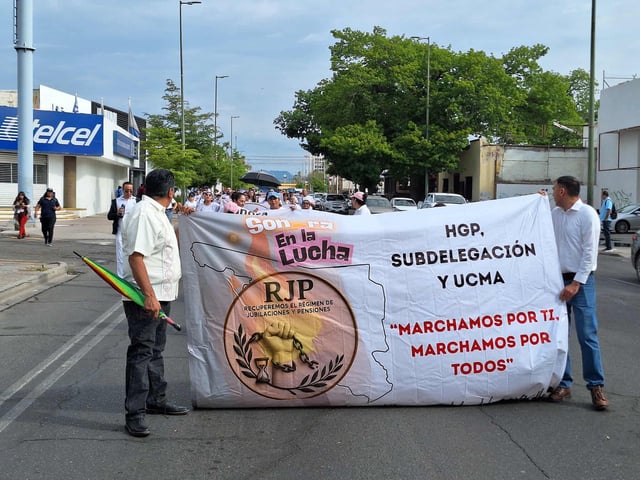 Empleados del IMSS se manifestaron pacíficamente desde la Plaza Emiliana de Zubeldía hasta Palacio de Gobierno para exigir un sistema de jubilación seguro.