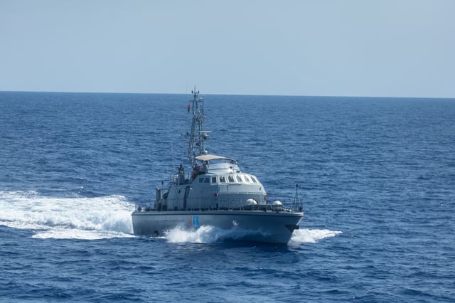 Le patrouilleur des garde-côtes libyens, leurs armes pointées sur le navire de SOS Méditerranée.