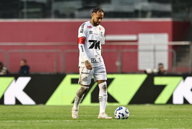 Soccer Football - Brasileiro Championship - Santos v Vasco da Gama - Estadio Morumbi, Sao Paulo, Brazil - August 17, 2025 Santos' Neymar looks dejected after Vasco da Gama's Philippe Coutinho scores their fifth goal REUTERS/Thiago Bernardes/File Photo