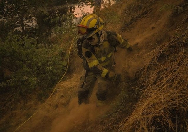 Un bombero efectuando labores de extinción de incendios en la provincia de Orense, a 17 de agosto de 2025