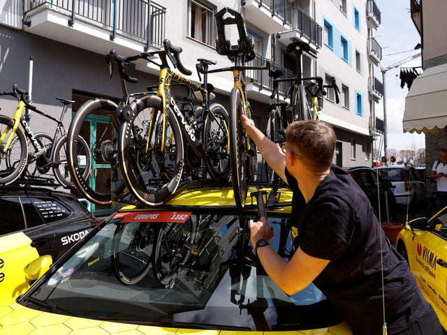 SAN MAURIZIO CANAVESE (ITALIA), 25/08/2025.- Un mecánico de Visma descarga una bicicleta de repuesto en San Maurizio Canavese (Italia), antes del inicio de la tercera etapa de La Vuelta Ciclista a España. El Visma-Lease a Bike, equipo del líder de la 80ª Vuelta a España, el danés Jonas Vingegaard, sufrió después de finalizar la segunda etapa, entre Alba y Puerto Limone, en el Piamonte italiano, el robo de varias bicicletas de sus ciclistas. EFE/Javier Lizón