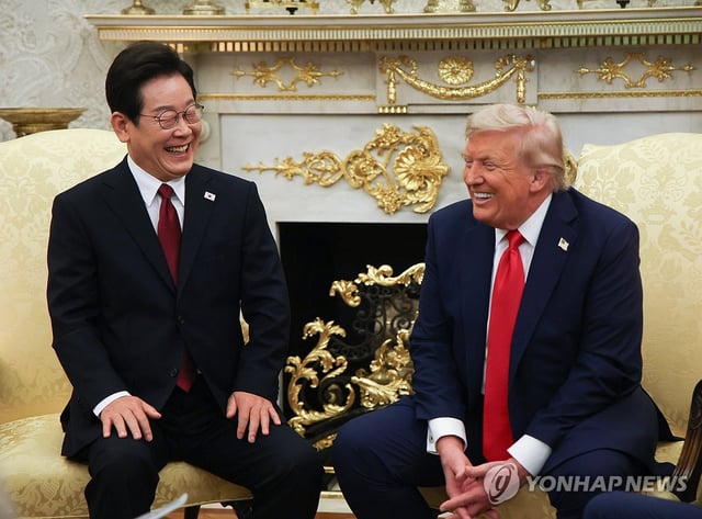 President Lee Jae Myung (L) and U.S. President Donald Trump smile during their summit at the Oval Office of White House on Aug. 25, 2025. (Yonhap)
