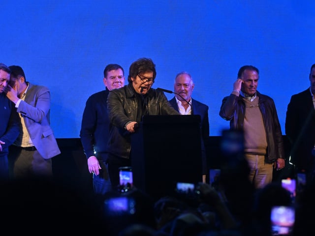 El presidente Javier Milei encabezará este jueves a la tarde un acto de campaña Libertad Avanza en club Atenas Plata. Lo titularon "Los 8 indestructibles" ya que al mandatario acompañarán los candidatos lideran las listas ocho secciones electorales para comicios provincia Buenos Aires. Seguí todas novedades sobre medidas del gobierno - FTP CLARIN 8036.jpg Z Nievas