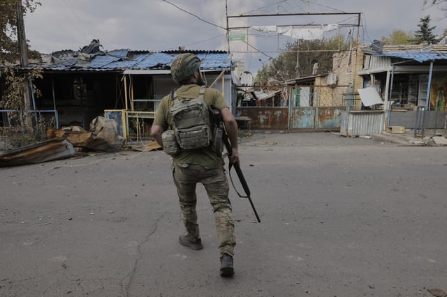 A Ukrainian soldier gets ready to fire at Russian FPV drones in the town of Kostiantynivka, the site of heavy battles with Russian troops in the Donetsk region, Ukraine, on Sunday, Aug. 24, 2025. (AP Photo/Yevhen Titov)