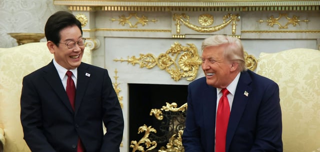 Südkoreas Präsident Lee Jae Myung (L) und Präsident Donald Trump beim gemeinsamen Treffen im Oval Office in Washington