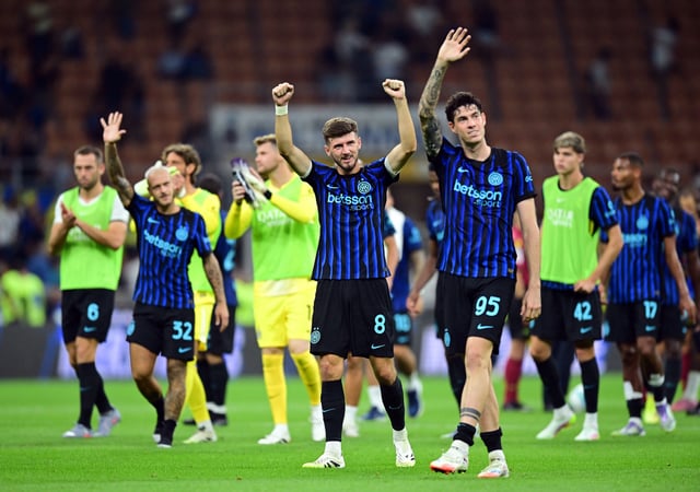 Soccer Football - Serie A - Inter Milan v Torino - San Siro, Milan, Italy - August 25, 2025 Inter Milan's Petar Sucic and teammates celebrate after the match REUTERS/Daniele Mascolo