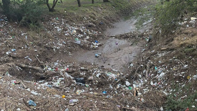 Tras las precipitaciones del fin de semana, nuevamente los bordes del Bordo en el Querétaro 2000 muestran desechos y basura