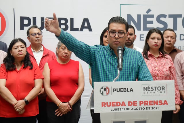 El senador Néstor Camarillo durante una rueda de prensa, en el Comité Municipal del PRI. FOTO: Diego Alducin/Agencia Enfoque