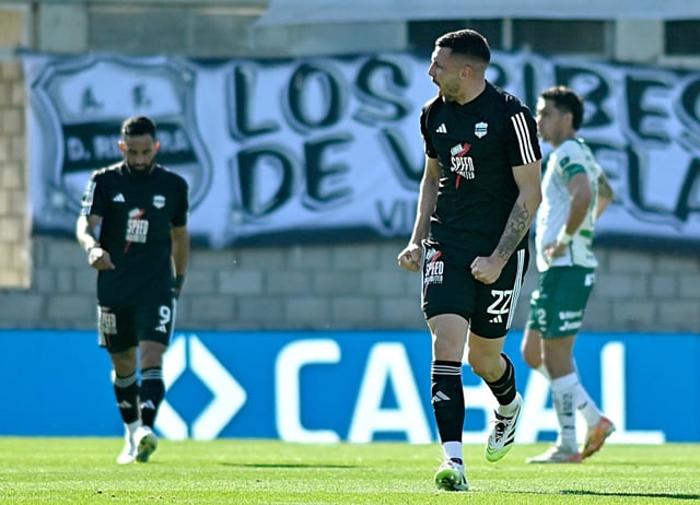 Deportivo Riestra gritó por triplicado este lunes. El primero fue de Cristian Paz. (Fotobaires)