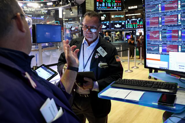 Traders work on the floor at the New York Stock Exchange (NYSE) in New York City, U.S., August 21, 2025.  REUTERS/Brendan McDermid/File Photo