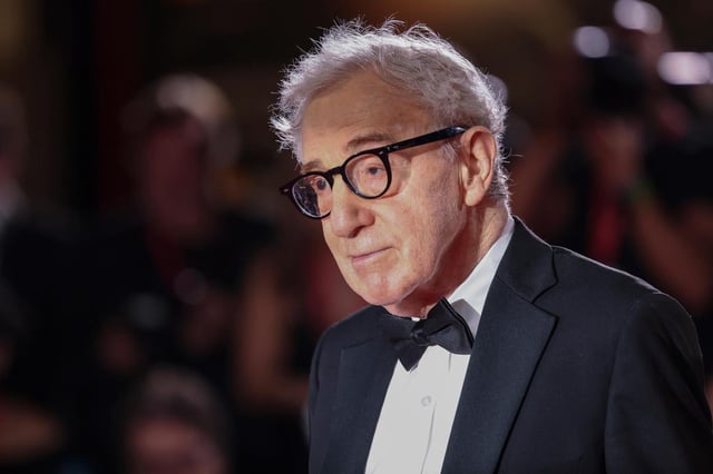 ARCHIVO - El director Woody Allen posa para fotógrafos a su llegada para el estreno de la película "Coup de Chance" durante la 80ª edición del Festival de Cine de Venecia en Venecia, Italia, el 4 de septiembre de 2023. (Foto Vianney Le Caer/Invision/AP, File)