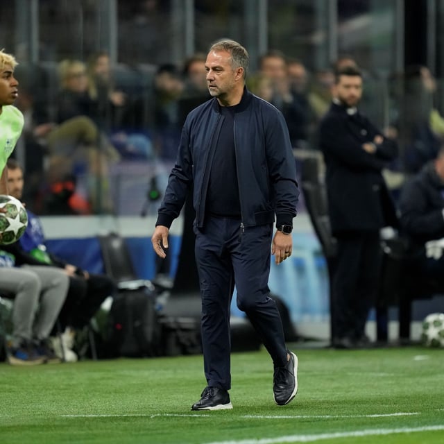 Barcelona-Trainer Hansi Flick (r) neben Lamine Yamal