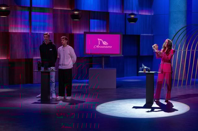 Beim Battle treten "Zoltra Grip Insole" mit den Gründern Mark Heinzelmann (l.) und Elias Wiesener gegen Aerostiletto mit Gründerin Jessica Pallentin an. Wer kann die Löwen mit ihrer Geschäftsidee überzeugen und darf weiter pitchen ? +++ Die Verwendung des sendungsbezogenen Materials ist nur mit dem Hinweis und Verlinkung auf RTL+ gestattet. +++