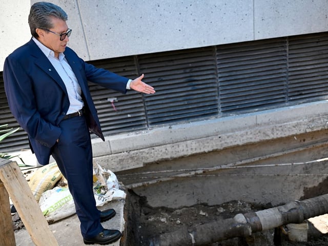 Ricardo Monreal, coordinador de los diputados de Morena, muestra la urgencia de intervenir laa tuberia del drenaje del Palacio Legislativo de San Lázaro.