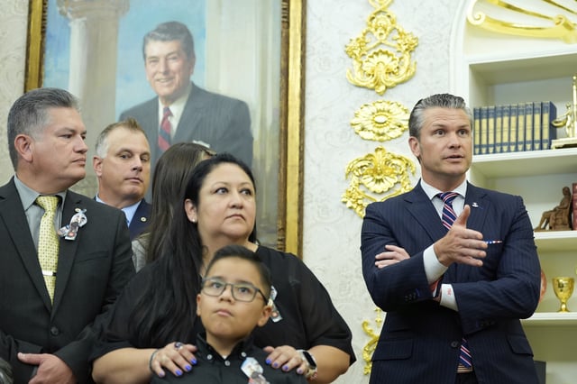 Defense Secretary Pete Hegseth, right, speaks alongside family members of soldiers killed in Afghanistan at the attack at Abbey Gate, during an event where President Donald Trump signs a proclamation honoring the fourth anniversary of the attack, in the Oval Office of the White House, Monday, Aug. 25, 2025, in Washington. (AP Photo/Alex Brandon)