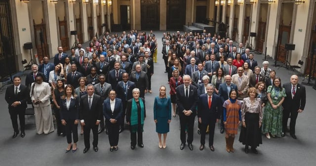Claudia Sheinbaum y representantes de 22 países posan para la fotografía oficial de la Primera Reunión Ministerial de América Latina y el Caribe sobre Acción Climática, realizada en Palacio Nacional en Ciudad de México, en un salón con arquitectura clásica y luz natural.