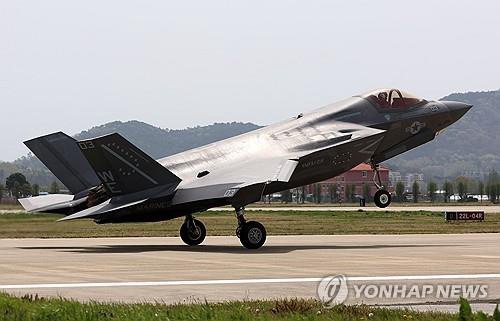 This file photo shows the U.S. Air Force's F-35 fighter jet landing at an air base in South Korea's Gwangju on April 18, 2025. (Yonhap)