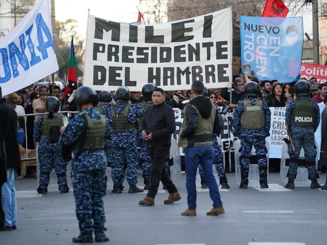 El presidente Javier Milei encabeza la presentación de los candidatos nacionales Libertad Avanza en Cuarta Sección Electoral un acto campaña ciudad Junín que transcurre simultáneo al estallido escándalo por presuntas coimas Agencia Nacional Discapacidad. crisis política se agrava revelarse trama corrupción involucra directamente a su hermana y secretaria general Presidencia Karina Milei.
Marcha contra del 
Fotos Emmanuel Fernández - FTP CLARIN EMA09448.JPG Z EFernandz Efernandez
