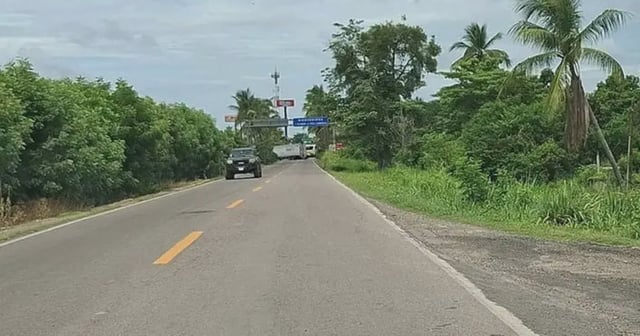 Tráiler bloquea una carretera en Escuinapa, Sinaloa