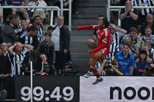 El salto inolvidable de Rio Ngumoha, que selló el triunfo de Liverpool en la cancha de Newcastle, a los 100 minutos