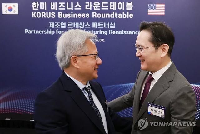 Samsung Electronics Chairman Lee Jae-yong (R) greets Nvidia CEO Jensen Huang during the KORUS Business Roundtable in Washington on Aug. 25, 2025. (Yonhap)