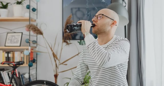 Consumir bebidas azucaradas acelera la caída del cabello. Foto: Canva.