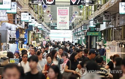 A traditional market in Seoul is crowded with visitors on Aug. 24, 2025. (Yonhap)