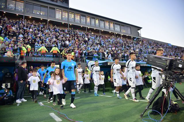 Belgrano recibió este lunes a Central Córdoba ante una multitud el Gigante de Alberdi por la Liga Profesional. (Pedro Castillo / La Voz)