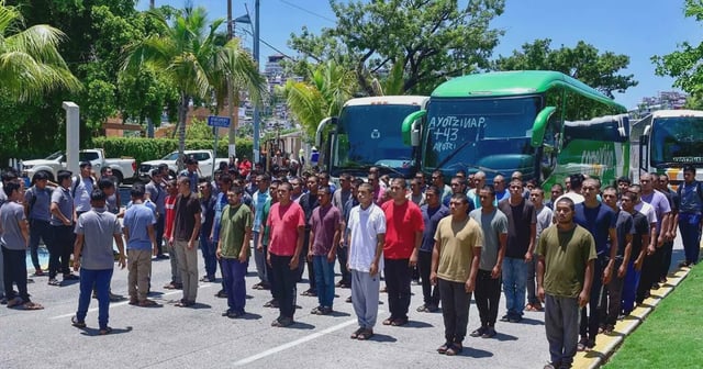 Normalistas de Ayotzinapa sobre la costera Miguel Alemán de Acapulco