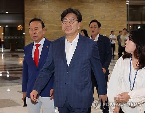 Rep. Kweon Seong-dong (C) of the main opposition People Power Party (Yonhap)