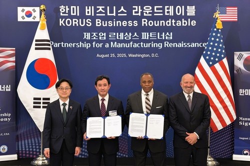 Korea Zinc Executive Chairman Choi Yun Birm (2nd from L) and Michael Williamson (2nd from R), president of Lockheed Martin's global business, pose for a photo during a South Korea-U.S. business roundtable in Washington on Aug. 25, 2025, in this photo released by Korea Zinc. (PHOTO NOT FOR SALE) (Yonhap)