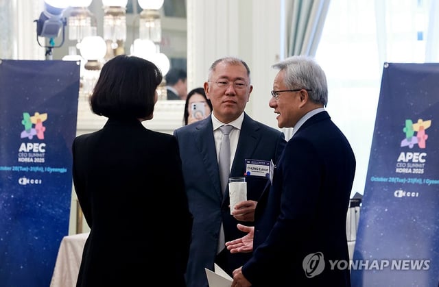 Hyundai Motor Group Executive Chair Euisun Chung (C) speaks with Nvidia CEO Jensen Huang (R) during a roundtable meeting with South Korean and U.S. business leaders at a Washington hotel on Aug. 25, 2025. (Yonhap)