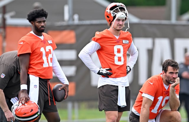 Shedeur Sanders #12, Kenny Pickett #8 and Joe Flacco #15 of the Cleveland Browns watch a drill during Cleveland Browns OTA offseason workouts at CrossCountry Mortgage Campus on June 04, 2025 in Berea, Ohio.