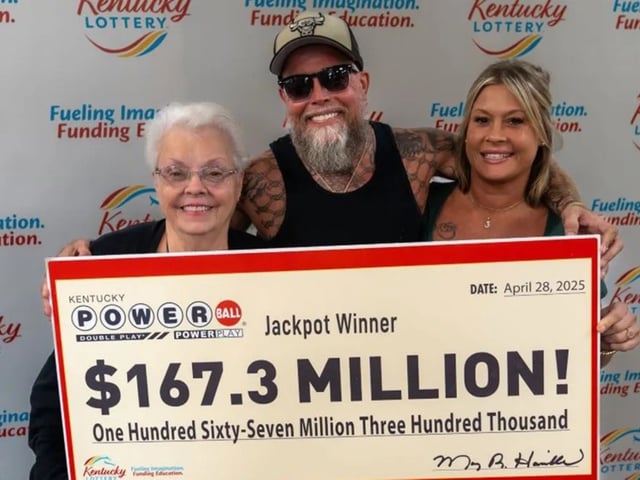 De izquierda a derecha: Linda Grizzle, James Farthing y Jacqueline Fightmaster, tras ganar el premio de $167.3 millones de dólares del Powerball.