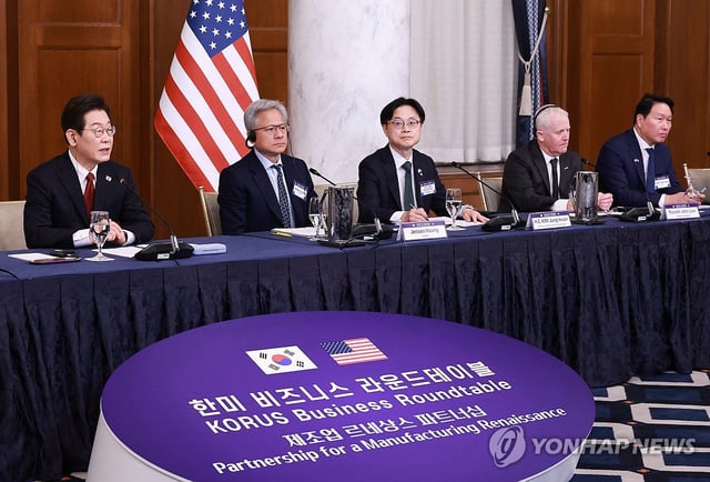 South Korean President Lee Jae Myung (L) speaks at a South Korea-U.S. business roundtable on the bilateral partnership for a manufacturing renaissance in Washington on Aug. 25, 2025. (Yonhap)