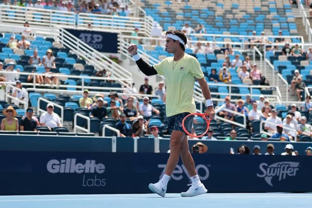 Francisco Comesaña venció al estadounidense Alex Michelsen este lunes en su debut en el US Open. (Crédito: X/@Tiempodetenis1)