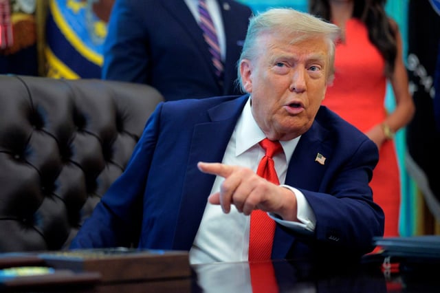 U.S. President Donald Trump talks to journalists after signing executive orders in the Oval Office at the White House on August 25, 2025 in Washington, DC.  (Photo by Chip Somodevilla/Getty Images)