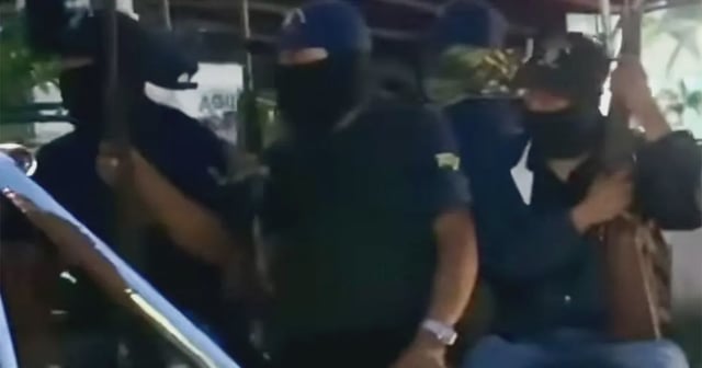 Policías municipales a bordo de un vehículo en la comunidad de Cortijo