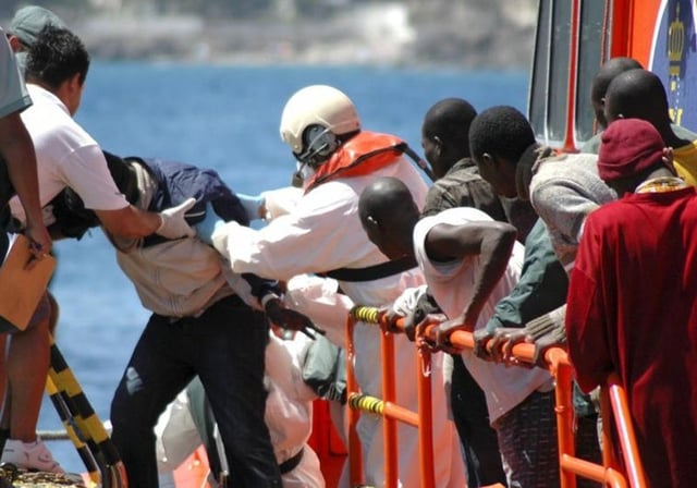 Un grupo de menores rescatados por Salvamento Marítimo en alta mar