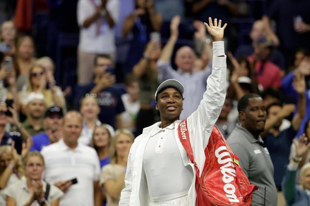 La estadounidense Venus Williams agradece al público luego de ser eliminada por la checa Karolina Muchova en el Abierto de Estados Unidos, el lunes 25 de agosto de 2025 (AP Foto/Adam Hunger)