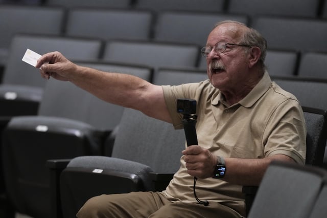 Fred Higginbotham, from Bolivar, Mo., asks a question of Republican Rep. Mark Alford at a town hall, Monday, Aug. 25, 2025, in Bolivar, Mo. (AP Photo/Charlie Riedel)