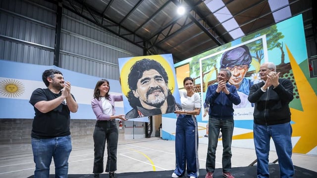 Máximo y Mayra Mendoza inauguraron el Polideportivo \"Diego Maradona\" en Quilmes Oeste.