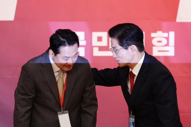 Jang Dong-hyeok, the newly elected leader of the main opposition People Power Party is congraturated by his rival candidate Kim Moon-soo during the final round of its convention in Seoul, South Korea, August 26, 2025.   REUTERS/Kim Hong-Ji